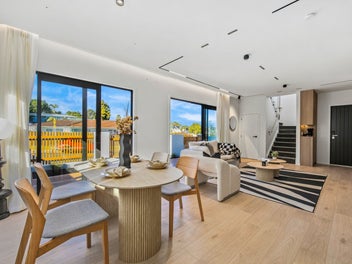 Boutique standalone home, double Westlake zones