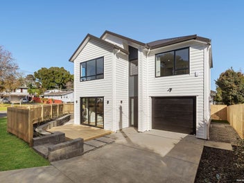 Freestanding Brand New Home – Prime Location
