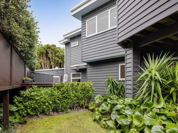 OCEAN VIEWS MODERN RETREAT WITH TRIPLE GARAGING