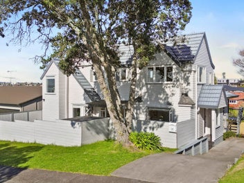 Must sell! Extensive Family Living in Macleans