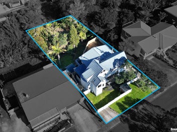 Must sell! Extensive Family Living in Macleans