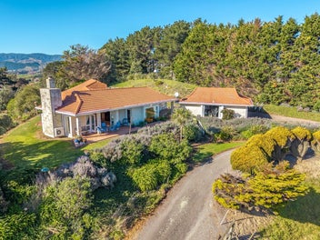 Spacious Rural Retreat with Stunning Sea Views!