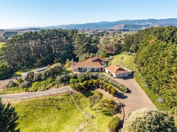 Spacious Rural Retreat with Stunning Sea Views!