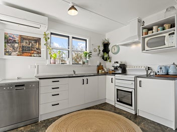 Opportunity Knocks - Cute, Cosy & Selling!!