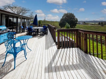 Live the Starter Lifestyle. Scenic Views & Cou...