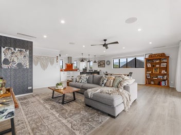 ELEVATED LIFESTYLE, ENTERTAINER'S DELIGHT!