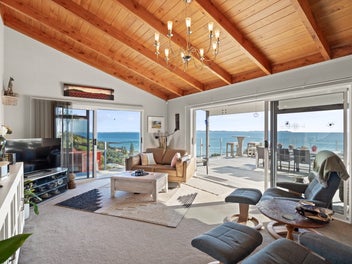 Captivating Views in Cable Bay