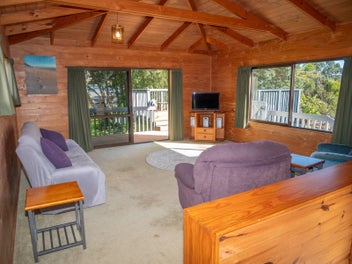 Sunny, sheltered and spacious 200m from beach