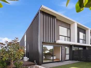 Stunning Views and Outdoor Entertaining