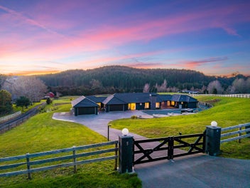 SUPERB RURAL RESIDENCE ON 11,710 M2!