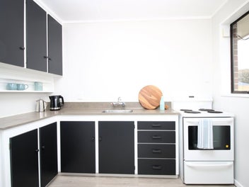 Sunny Unit with Garage – Ready to Go!