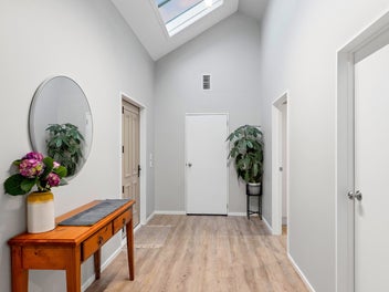 Extra Parking, Solar Savings & Park Position!