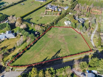 A very rare find, large 5177sqm private section.