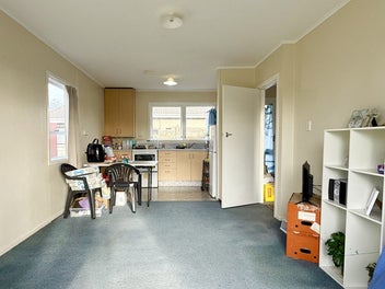 Quiet and secure one bedroom unit