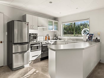Easy Living - Sunny, Stylish & Inviting