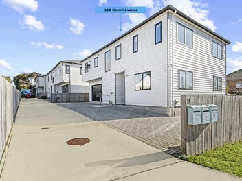 Spacious 5-Bed Home with Two Master Suites