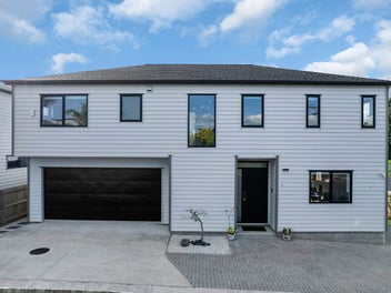 Spacious 5-Bed Home with Two Master Suites