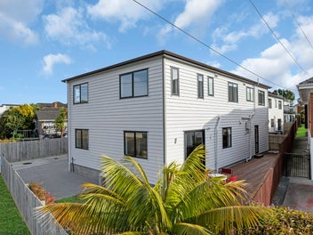 Spacious 5-Bed Home with Two Master Suites