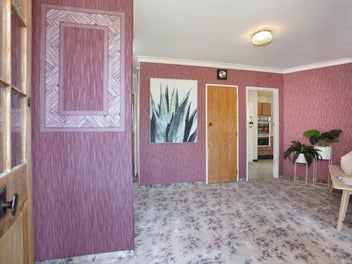 WONDERFUL WESTSIDE LOCATION-BRING YOUR PAINT BRUSH