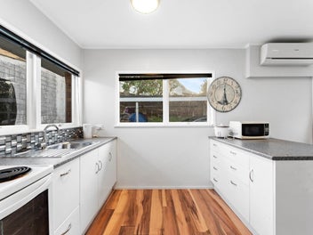 Central Devonport: Renovated Brick & Tile Charm