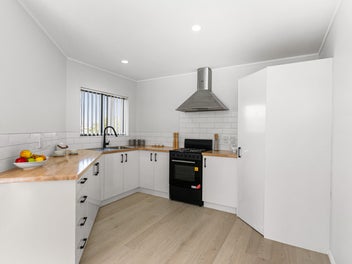 Renovated Hidden Gem - Walk to the Beach!