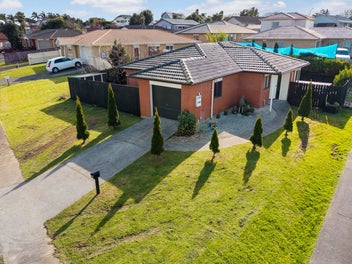 Renovated Hidden Gem - Walk to the Beach!