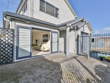 SUNNY, CENTRAL & SPACIOUS - 4 BEDROOMS