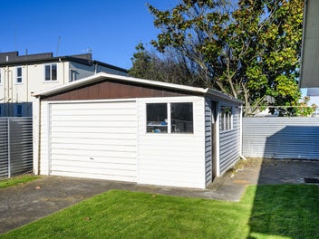 RENOVATED, SUNNY & SUPER CONVENIENT