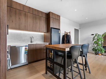 Sun Soaked Sophistication in Long Bay