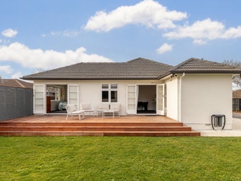 Sun, Space and Modern Family Living!
