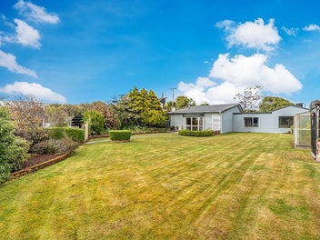 Funky 4 Bedroom Beach Bach!