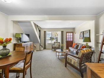 Roxburgh Townhouse- Perfect location