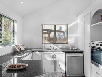 ‘Live the Life’ in Lovely Location!