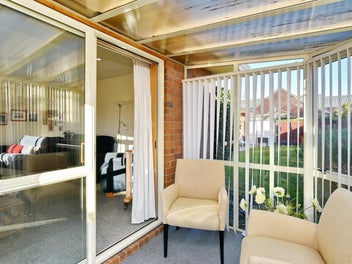 * UNDER OFFER * Sundrenched Townhouse In Great Loc