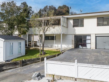 Sunny 3-Bedroom Home With Bonus Studio Unit