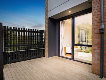 Modern Corner Retreat 4-Bedroom & Private Parking