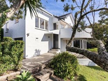 Cute as a button: 1940’s stucco stunner