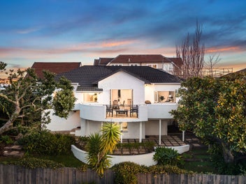 Cute as a button: 1940’s stucco stunner