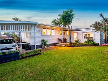 Single Level, Weatherboard, Westlake, WOW!