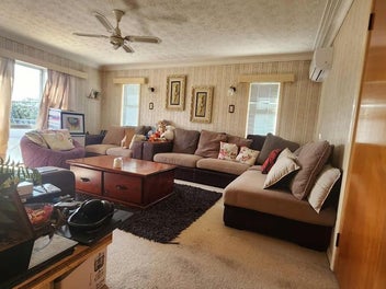 Renovator's Dream: Transform this Green Bay Gem!