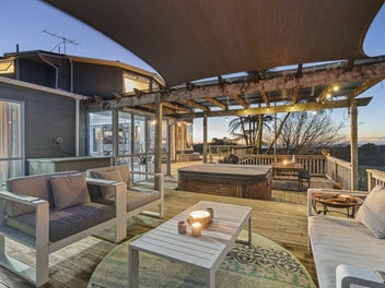 LIFESTYLE LIVING - BREATHTAKING VIEWS!