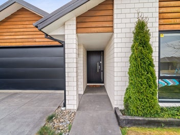 Stylish family home with room to park the caravan!