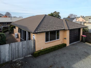 EXCEPTIONAL TOWNHOUSE: COMFORT, CONVENIENCE