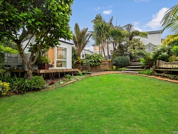 Elegant Charm - Walk to Howick Village & the beach