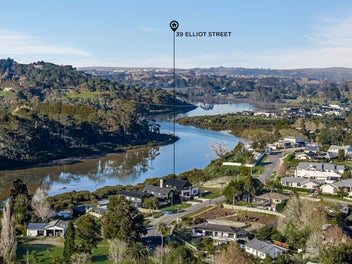 Refined Waterside Living