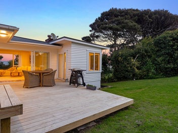 Chic Coastal Charm on 809m Freehold Site!
