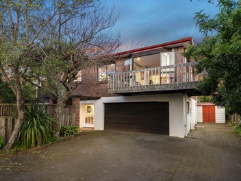 MUST BE SOLD - FAMILY HOME WITH SEA VIEWS!