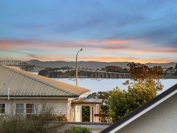 FAMILY HOME WITH SEA VIEWS