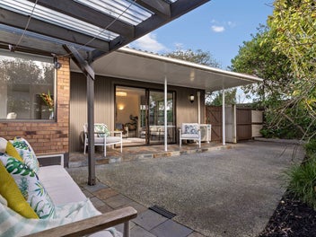 Sunny, Solid & Private - This is a Real Box Ticker