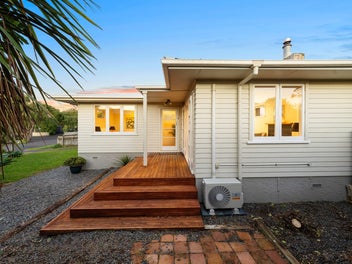 Classic Kiwi Bungalow with Sleepout and More...